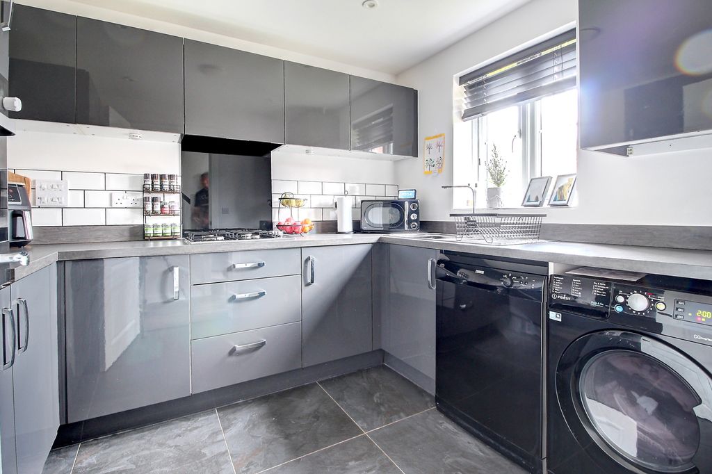 Property photo 2 of 18 Kitchen