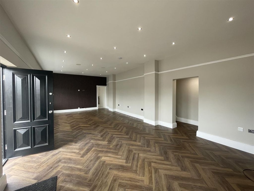 Property photo 3 of 11 Ground Floor