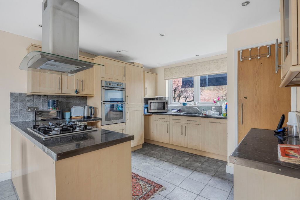 Property photo 3 of 14 Kitchen 1