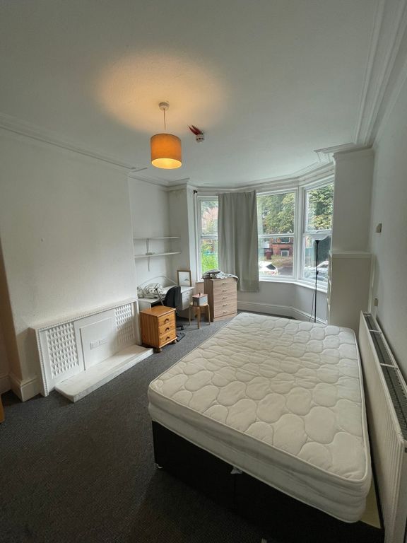 Property photo 2 of 11 A Spacious And Well-Lit Double Bedroom With Ample ...