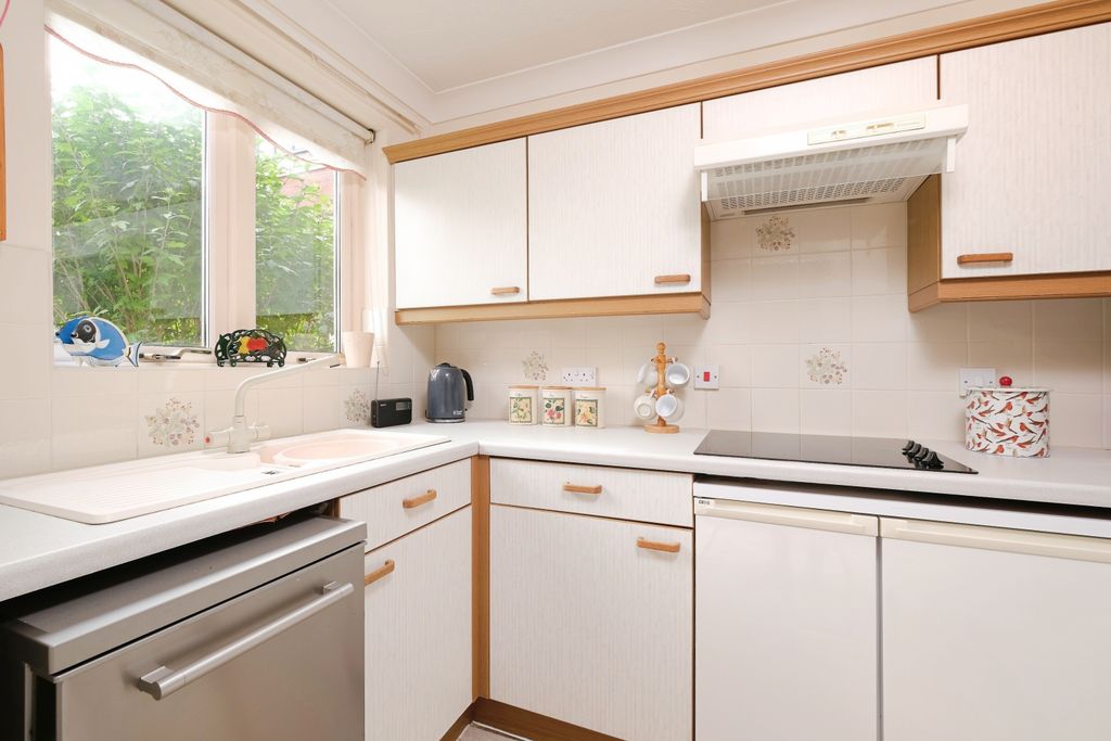 Property photo 3 of 10 Kitchen