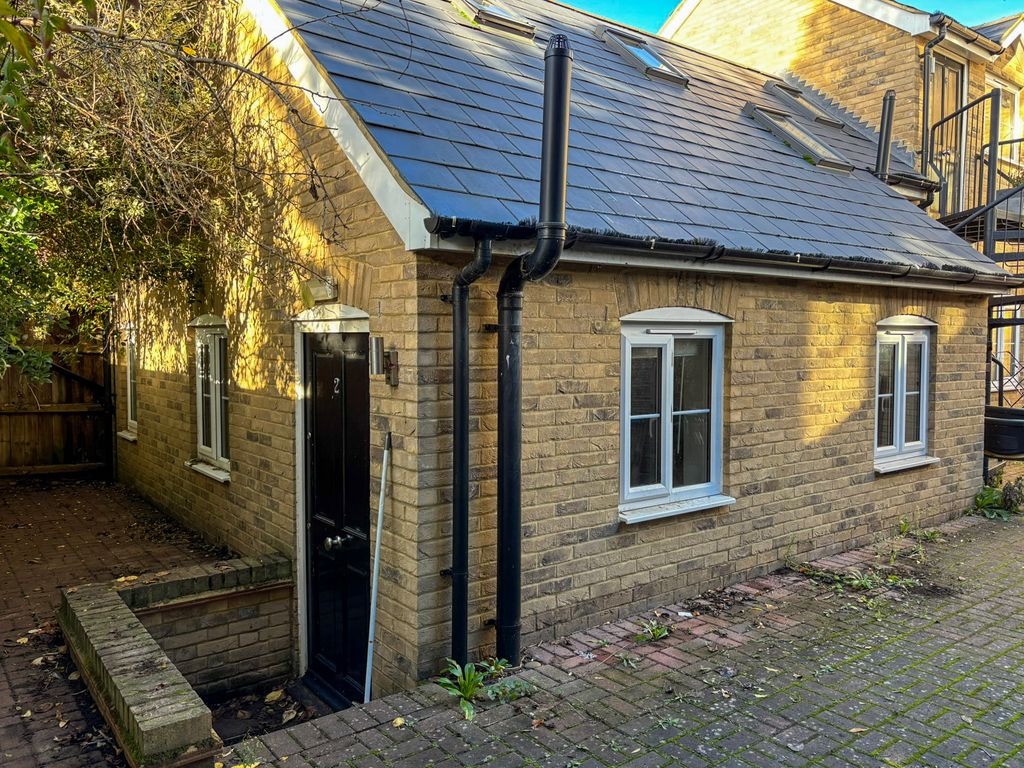 Property photo 1 of 8 Flat Front