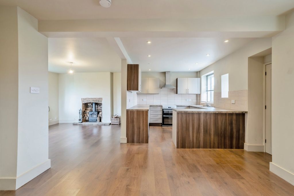 Property photo 2 of 16 Picture No. 14