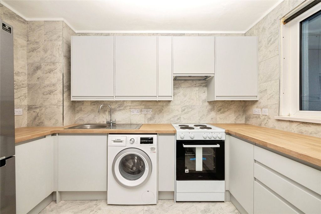 Property photo 2 of 10 Kitchen 2