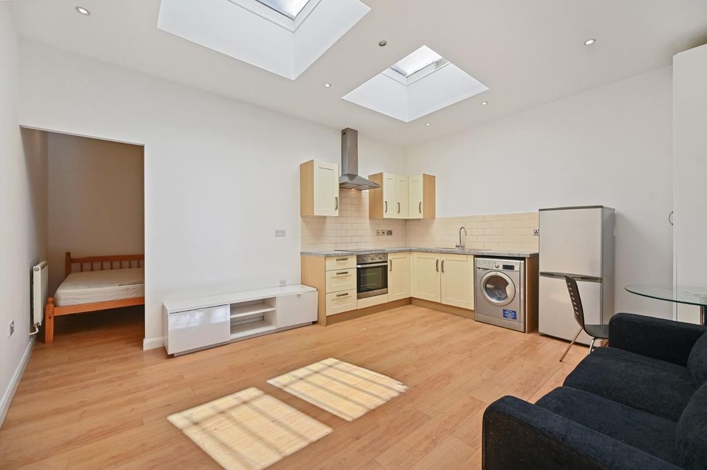 Property photo 1 of 7 Lettings Hammersmith Shepherds Bush Road - Recepti