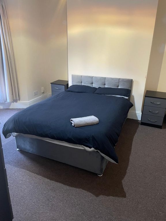 Property photo 3 of 31 Bright, Tidy Double Bedroom With A Modern Upholste...