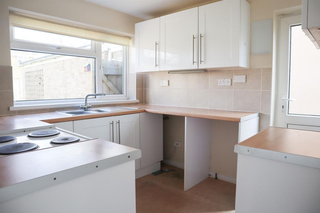 Property photo 2 of 10 Kitchen