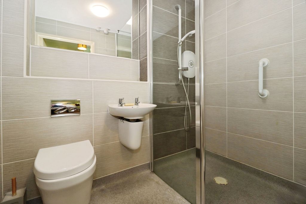Property photo 3 of 17 Bathroom
