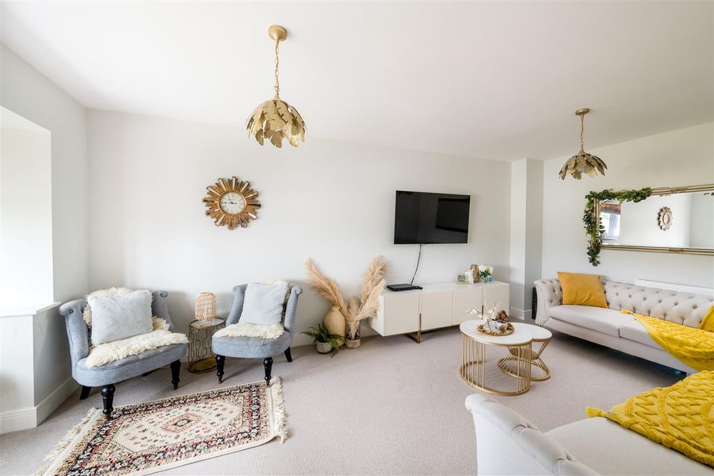 Property photo 3 of 17 32_Luscombe_Way_Internals-4.Jpg