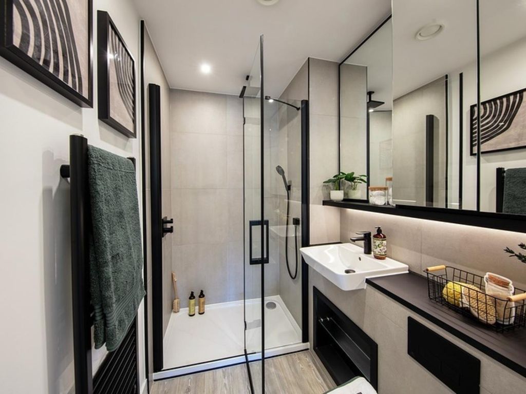 Property photo 3 of 15 Kew Bridge Rise, 2 Bed, Ensuite
