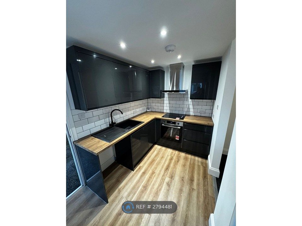 Property photo 1 of 4 Kitchen