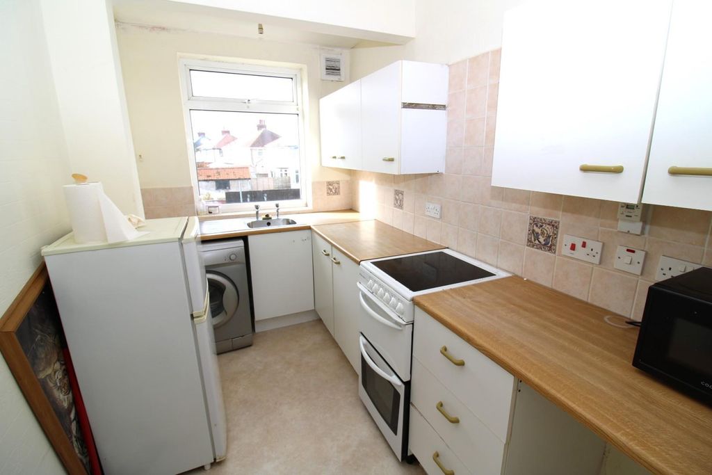 Property photo 3 of 8 Kitchen