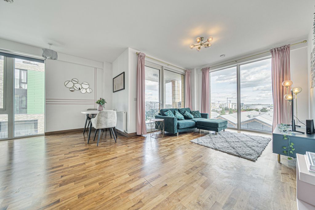 Property photo 2 of 17 Lounge