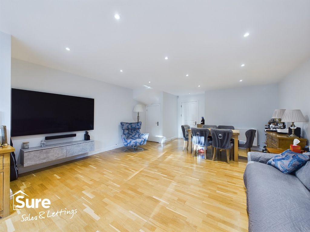 Property photo 3 of 18 3908015