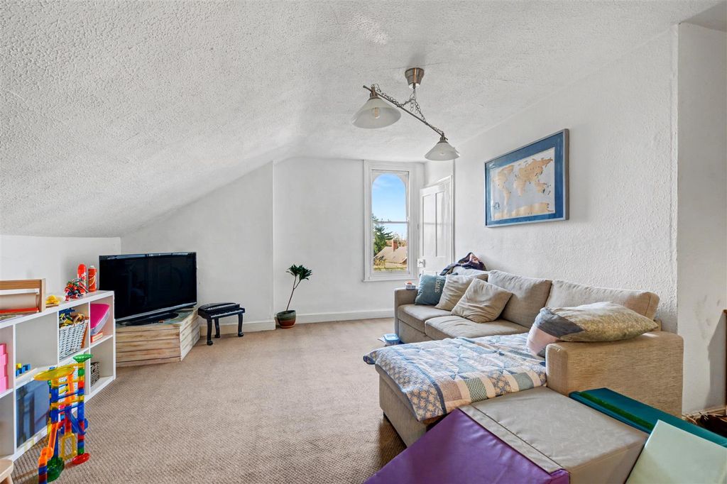 Property photo 2 of 20 Lounge