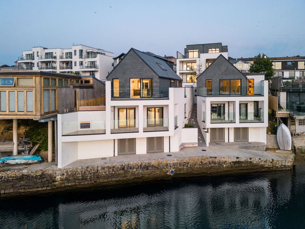 Property photo 2 of 31