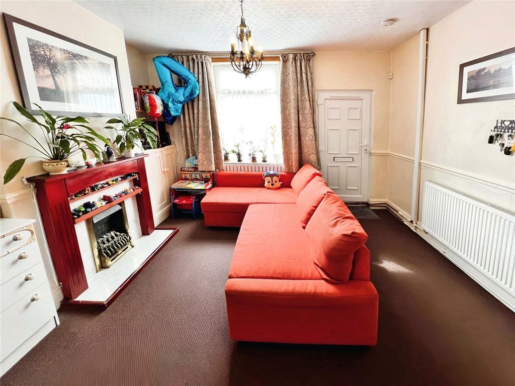 Property photo 3 of 13 Lounge