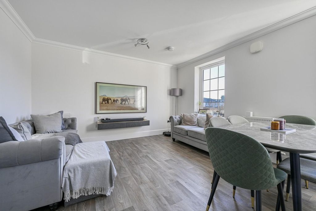 Property photo 2 of 15 Lounge / Dining