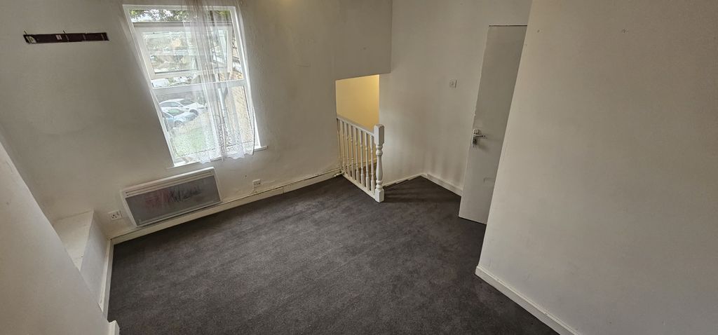 Property photo 1 of 6 Bedroom