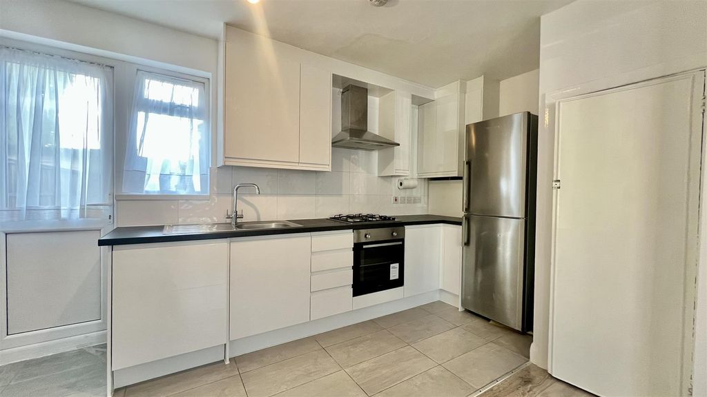 Property photo 2 of 7 Kitchen