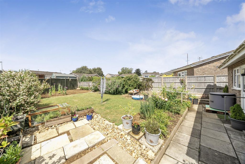 Property photo 2 of 12 Garden