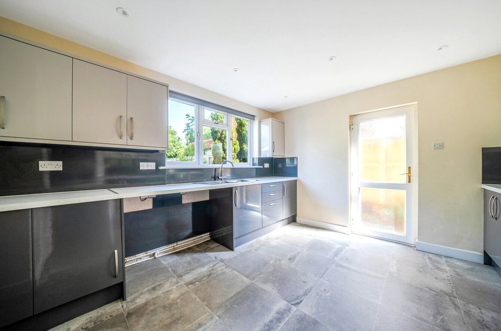 Property photo 3 of 11 Kitchen