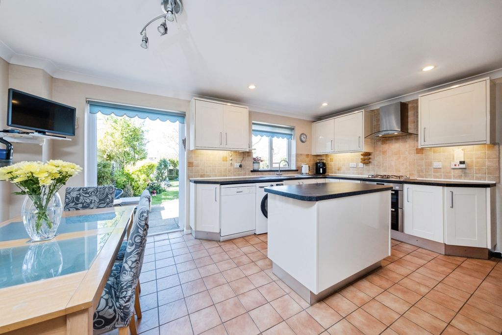 Property photo 2 of 18 Kitchen