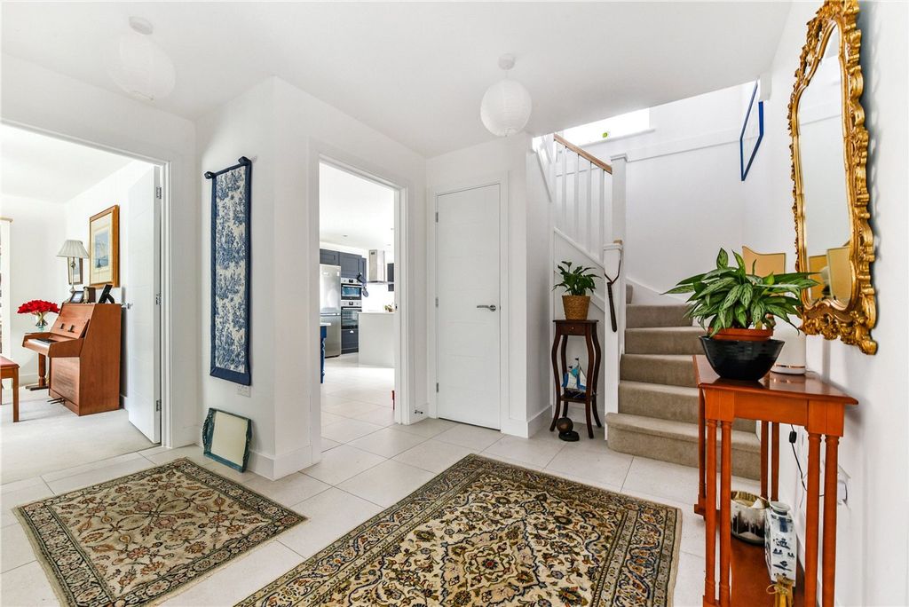 Property photo 3 of 20 Entrance Hall