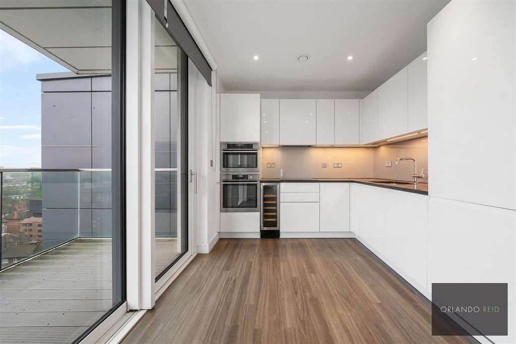 Property photo 3 of 14 Flat 65, Pinto Tower Sw8 2Fs-10.Jpg