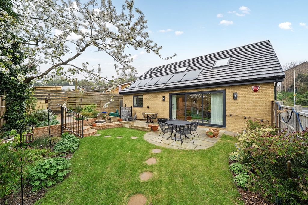 Property photo 2 of 18 Garden