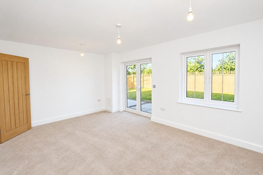 Property photo 3 of 21 Bright Minimalist Room With Garden Views.Jpg