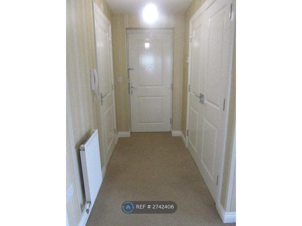 Property photo 2 of 33 Entrance Hall