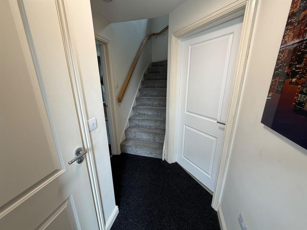Property photo 2 of 19 Hallway