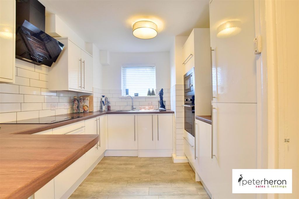 Property photo 3 of 12 Kitchen