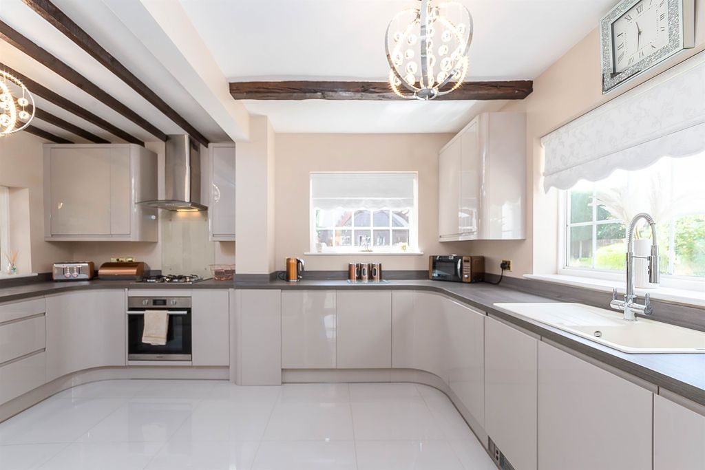 Property photo 3 of 19 Kitchen