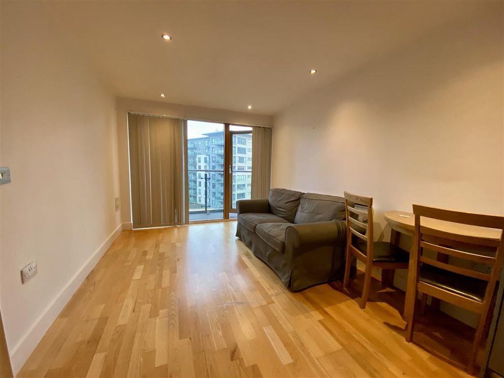 Property photo 3 of 7 Lounge