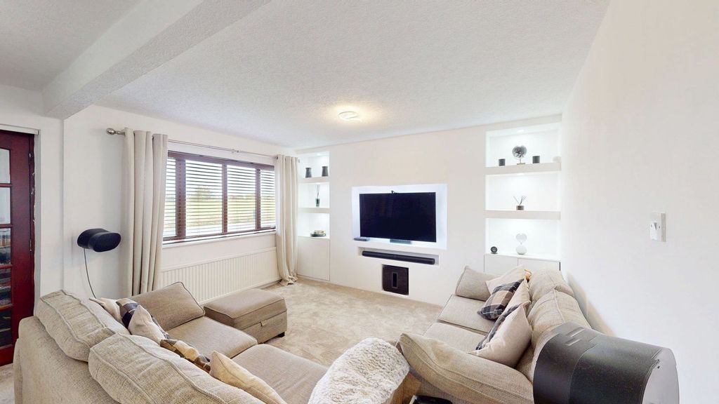 Property photo 3 of 24 Lounge