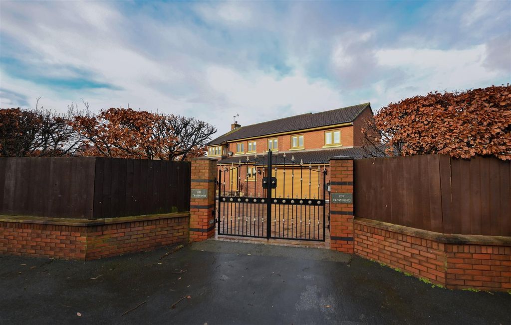 Property photo 2 of 38 Gated Access