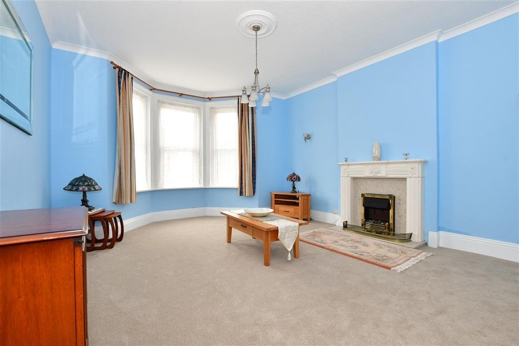 Property photo 3 of 12 Lounge