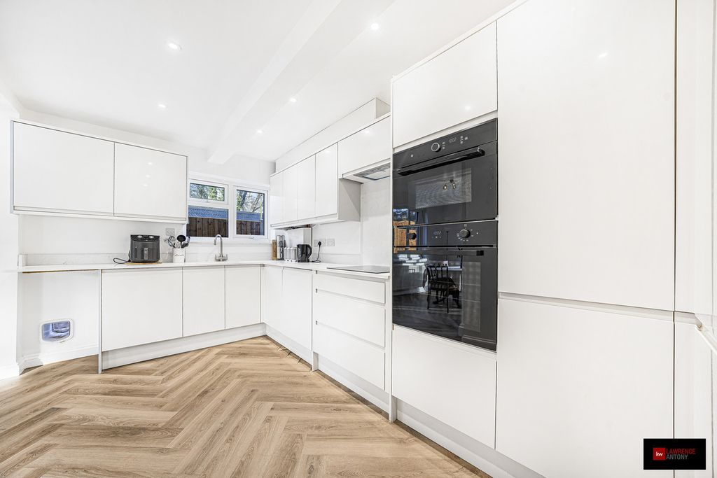 Property photo 3 of 28