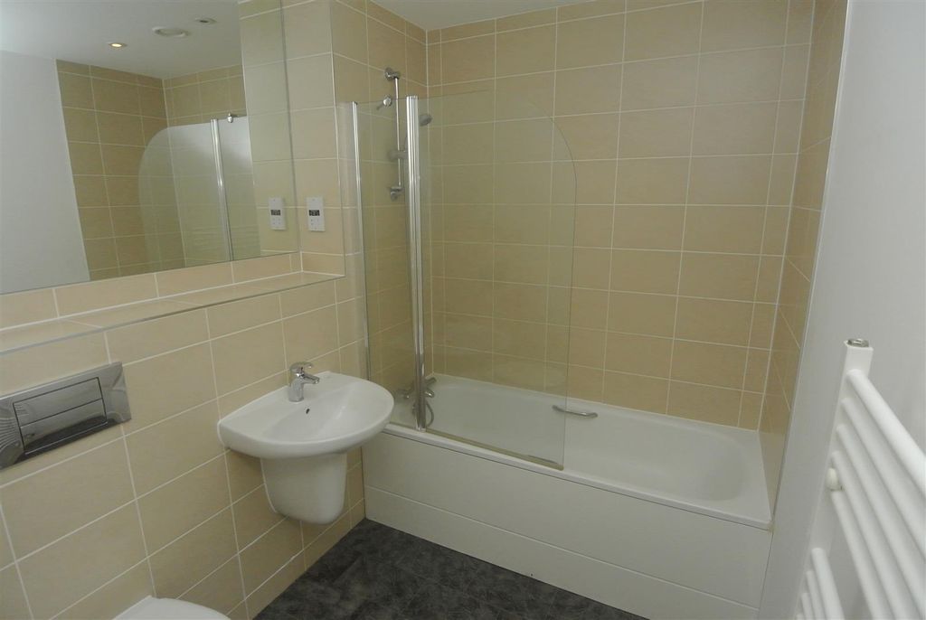 Property photo 3 of 6 Bathroom (2).Jpg