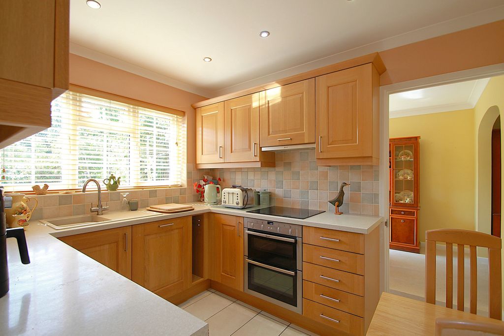 Property photo 3 of 23 Kitchen
