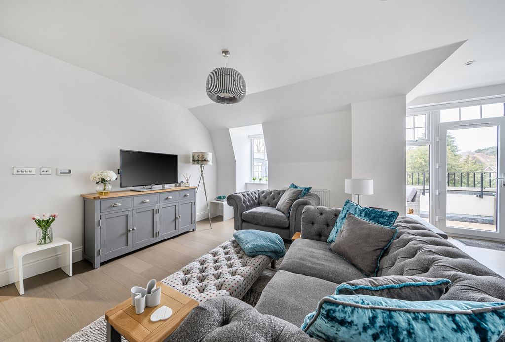 Property photo 3 of 20 1402723-11-697B69...