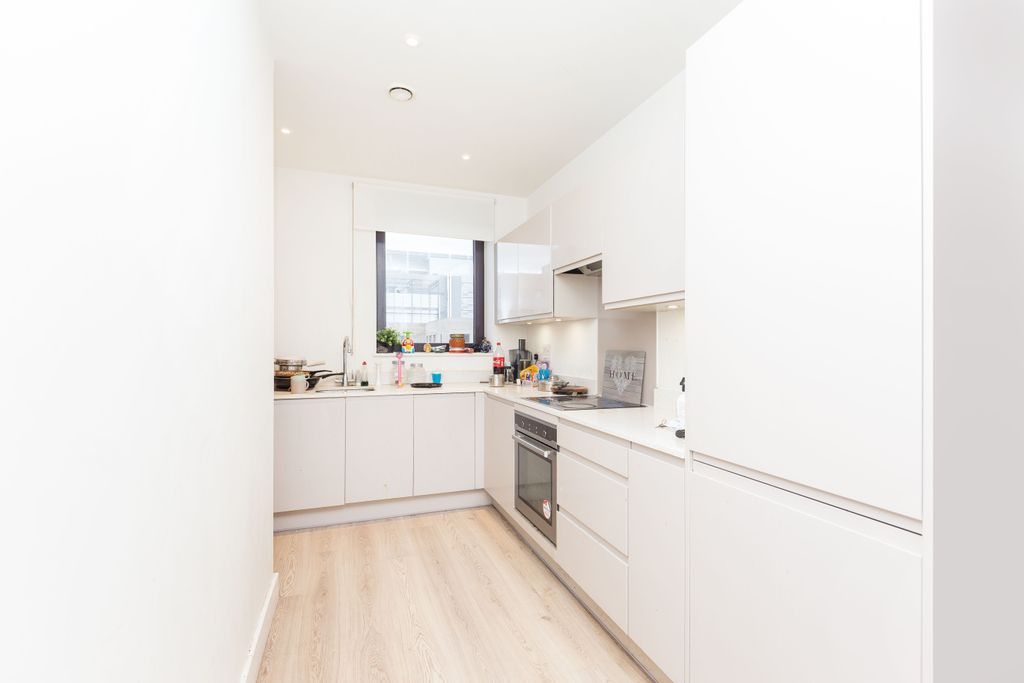 Property photo 3 of 10 Kitchen