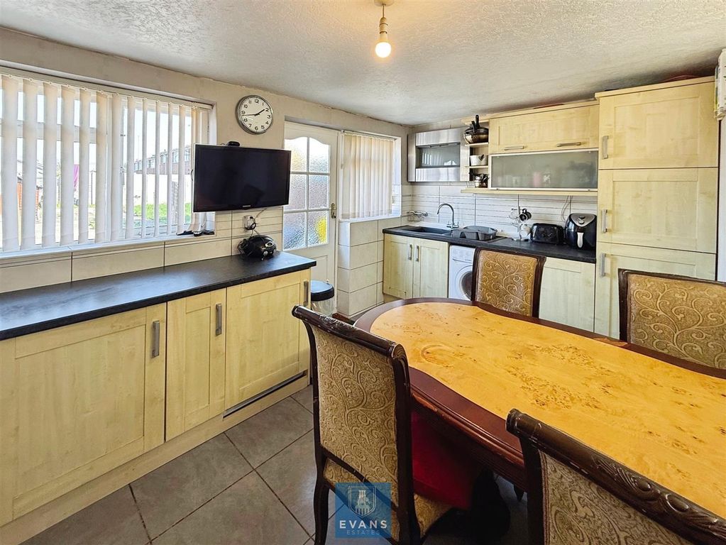 Property photo 3 of 11 Kitchen/Diner