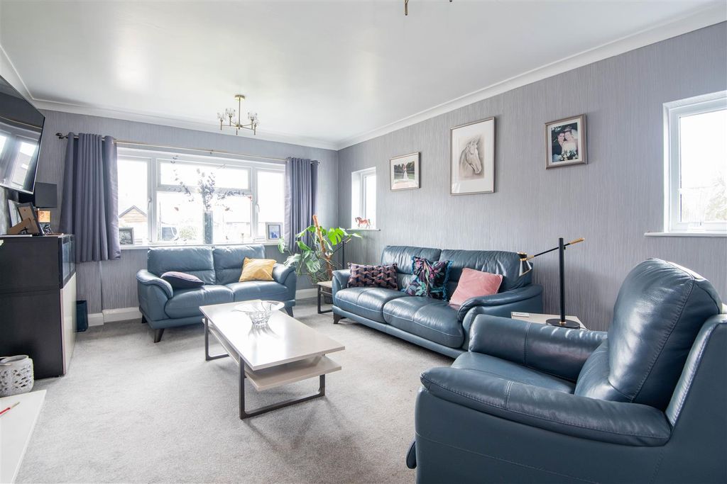 Property photo 2 of 26 Lounge