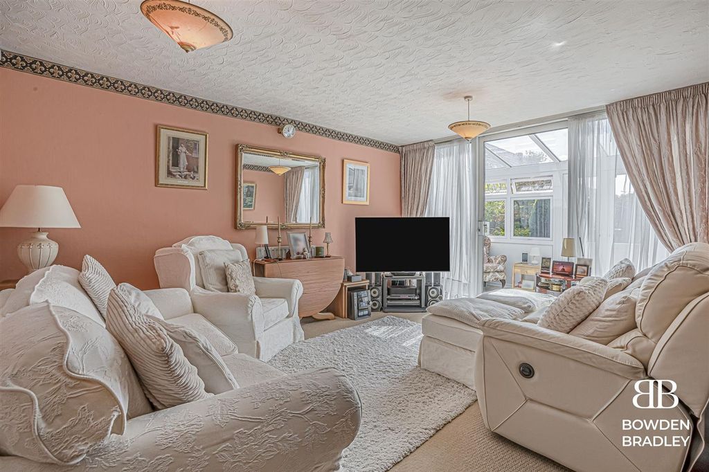 Property photo 2 of 15 Lounge