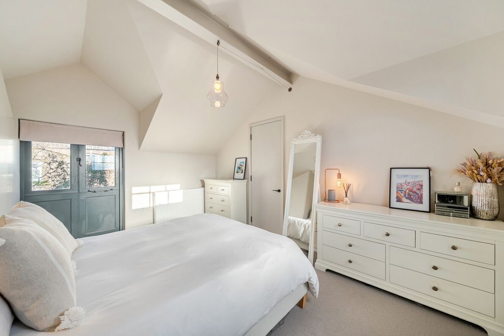 Property photo 2 of 14 1397530-13-696783...