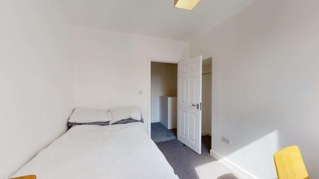 Property photo 3 of 11 A Bright And Tidy Single Bedroom With White Walls ...