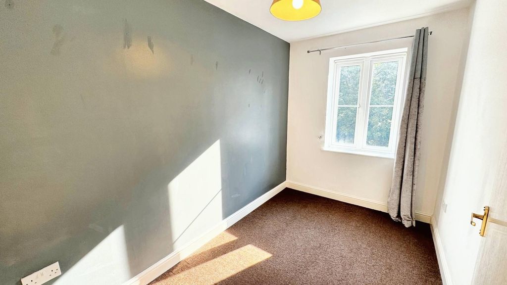 Property photo 2 of 9 Bright Bedroom With Modern Feature Wall...